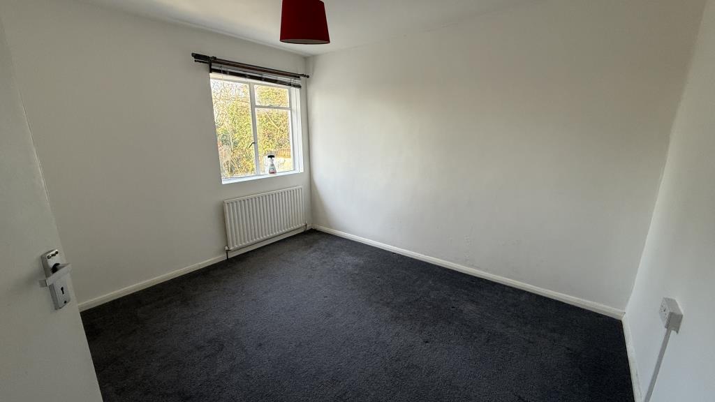 Lot: 118 - VACANT FLAT IN POPULAR TOWN CENTRE LOCATION - Inside image of Bedroom 1